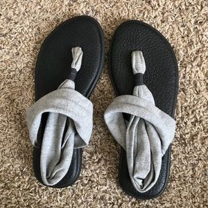 Yoga mat Sanuk sandals